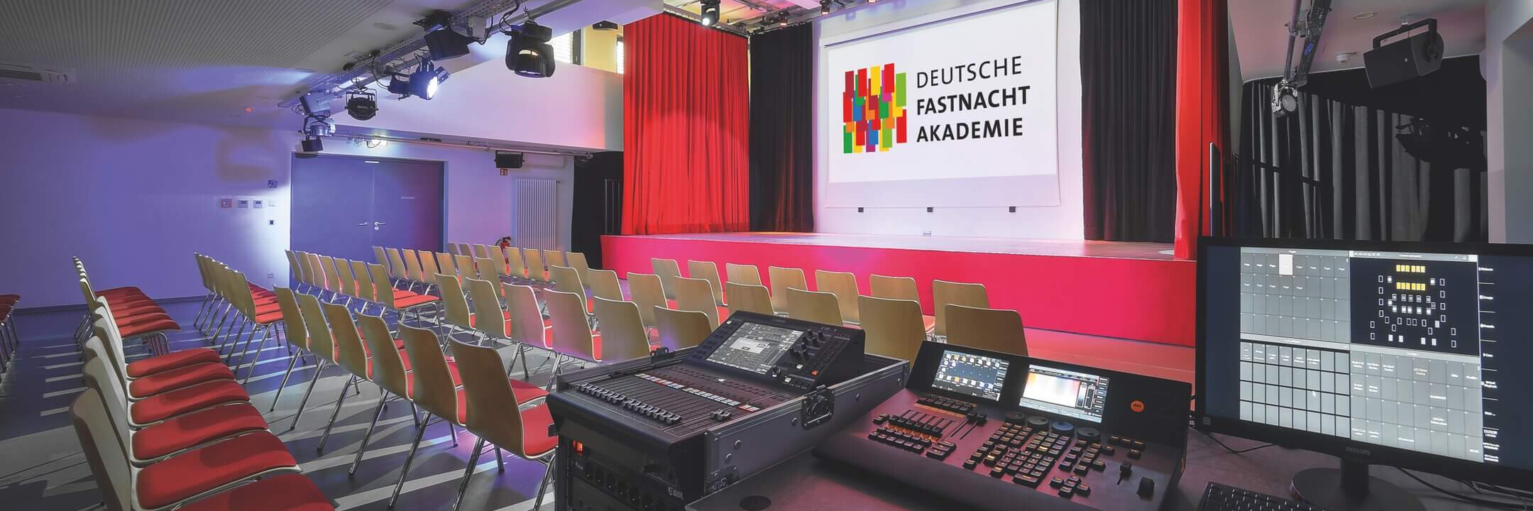 Moderne Bühne mit Technik für die Deutsche Fastnacht Akademie. | © Name