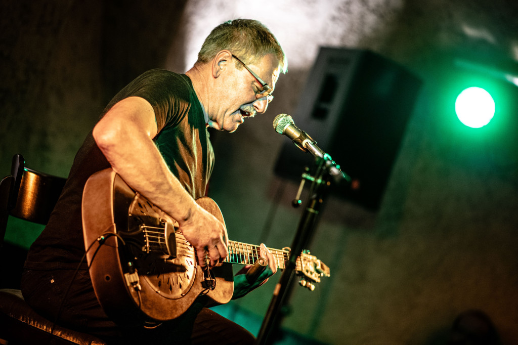 Wolfgang Kalb spielt leidenschaftlich Gitarre auf der Bühne. | © Chris Klos