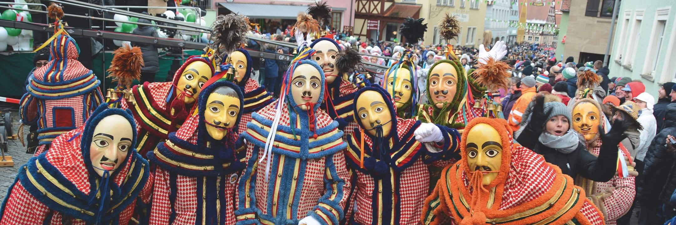 Bunte Masken und Kostüme prägen die Fasnacht in Fasenickl | © Udo Chocholaty.