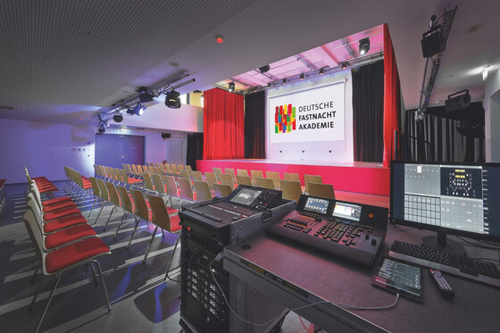 Moderne Bühne mit Technik für die Deutsche Fastnacht Akademie. | © Name