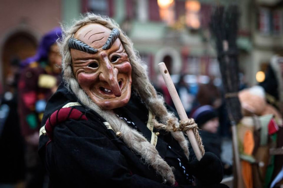 Eine Hexe mit Maske und Besen beim Narrenzunft-Umzug in Dinkelsbühl | © Name