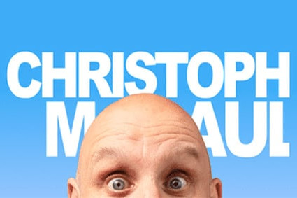 Christoph Maul zeigt überrascht seine Reaktion vor blauem Hintergrund.