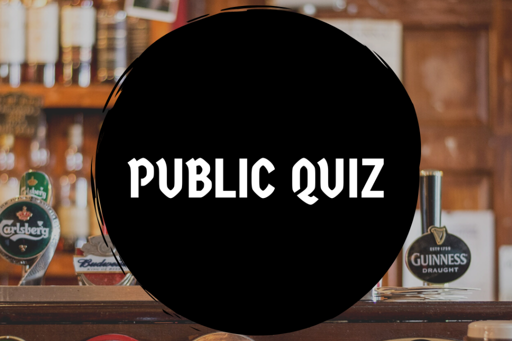 Die Bartheke zeigt das Logo "Public Quiz" zwischen verschiedenen Biermarken.