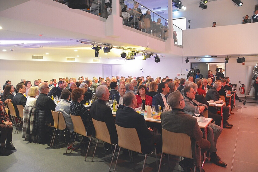 Ein großes Publikum sitzt aufmerksam bei einer Veranstaltung im Raum. | © Name