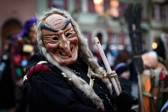 Eine Hexe mit Maske und Besen beim Narrenzunft-Umzug in Dinkelsbühl | © Name